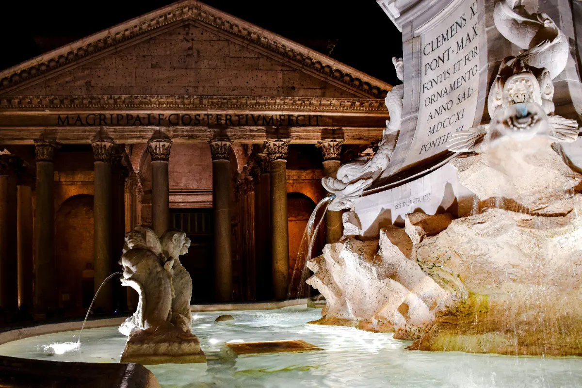 Der Brunnen bei Nacht