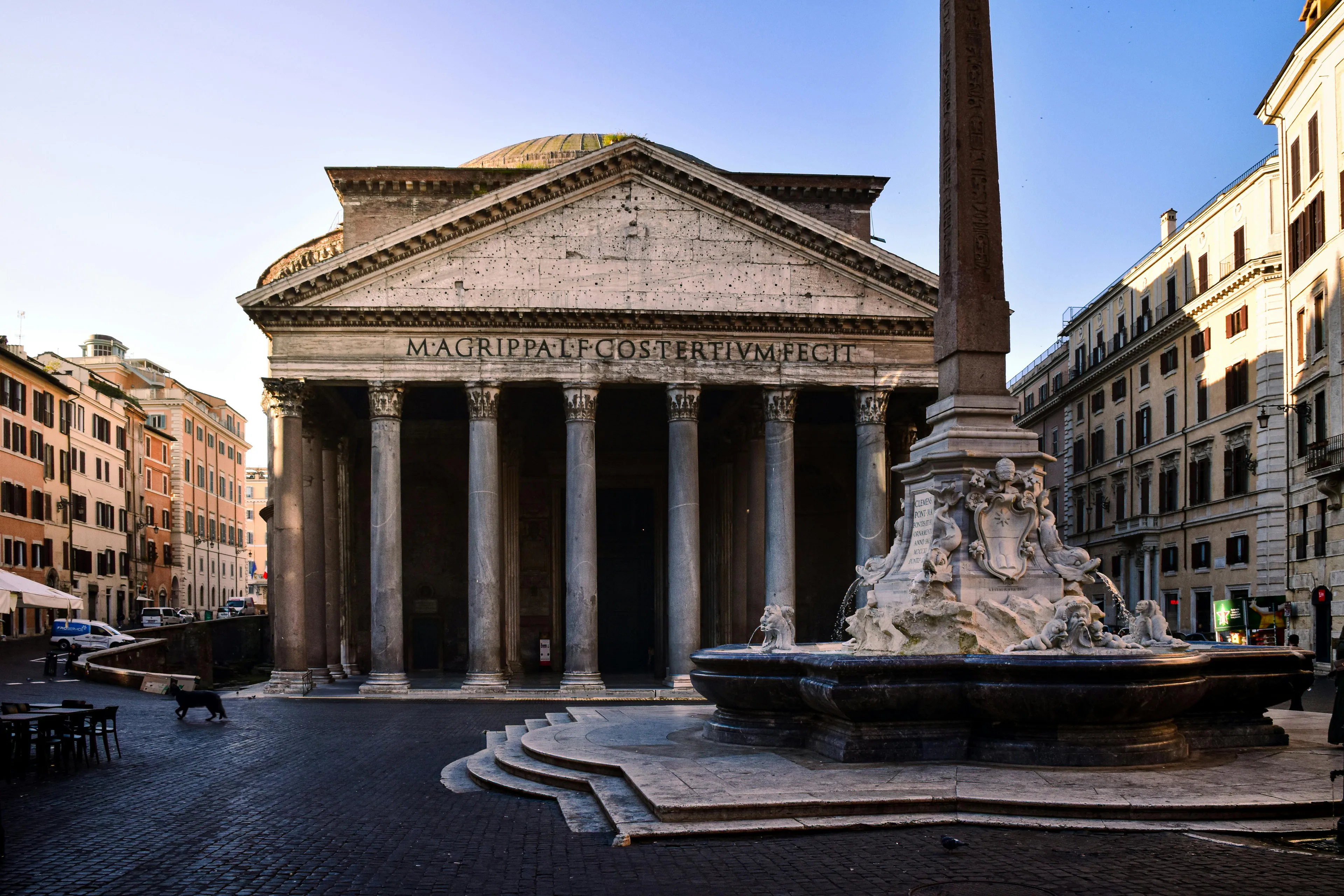 Die Piazza della Rotonda mit dem Pantheon und dem Brunnen bei Sonnenaufgang