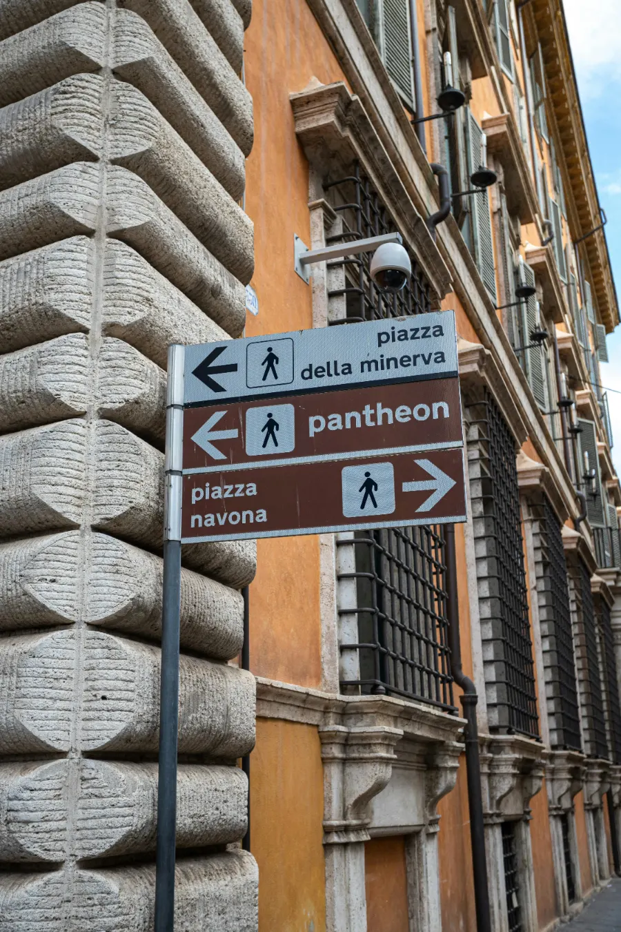 Sinalização pedonal a indicar o caminho para o Panteão numa rua de Roma